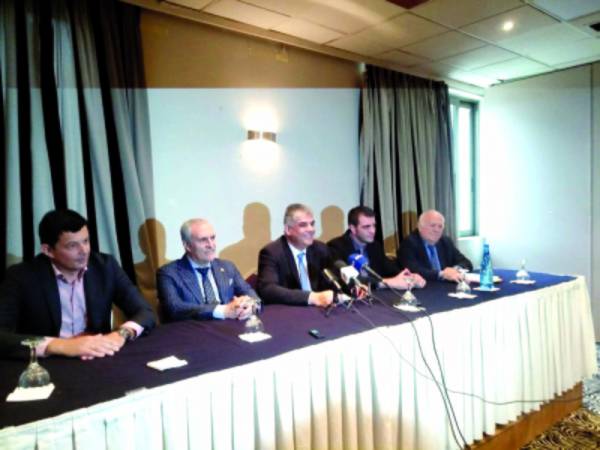 Προσθήκη αξίας ή απλώς μάχη για την ίδια πίτα;