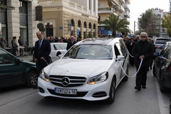 Καλαμάτα: Τελευταίο “αντίο” με θερμό χειροκρότημα από χιλιάδες πολίτες στον Χρήστο Μαλαπάνη (βίντεο)