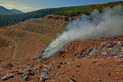 Δριμής για τη φωτιά στα σκουπίδια στο Αλιμάκι