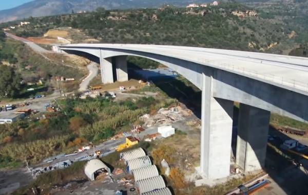 Μεταφόρτωση απορριμμάτων στη “βιτρίνα” της Καλαμάτας