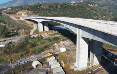 Μεταφόρτωση απορριμμάτων στη “βιτρίνα” της Καλαμάτας