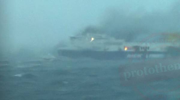 Κορυφώνεται η αγωνία: Αδυνατούν να προσεγγίσουν το φλεγόμενο πλοίο