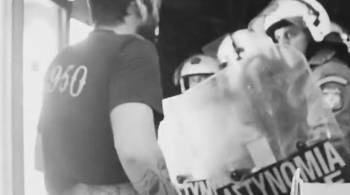 Άντρες των ΜΑΤ κλέβουν νερά από περίπτερο και δέρνουν τον υπάλληλο! (βίντεο)