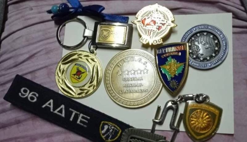 Έδεσσα: Νεαρός με αναπηρία συγκέντρωσε 1.600 στρατιωτικά μπρελόκ και «φλερτάρει» με τα ρεκόρ Γκίνες