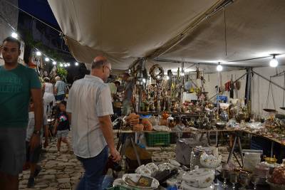 Ξεκίνησε το υπαίθριο παζάρι αντικών στην Άνω Πόλη Κυπαρισσίας