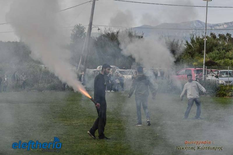 Μεσσηνία: Πλήθος κόσμου στο σαϊτοπόλεμο και το κάψιμο του Ιούδα στην Εύα (φωτογραφίες)