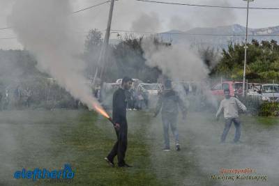 Μεσσηνία: Πλήθος κόσμου στο σαϊτοπόλεμο και το κάψιμο του Ιούδα στην Εύα (φωτογραφίες)