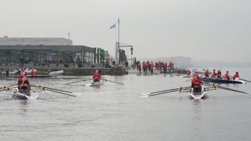 Αγιοβασίληδες προσθαλασσώθηκαν στον Θερμαϊκό