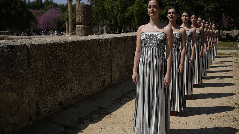 Οι εξαντλητικές πρόβες των 48 ιερειών ενόψει της τελετής αφής της Ολυμπιακής Φλόγας