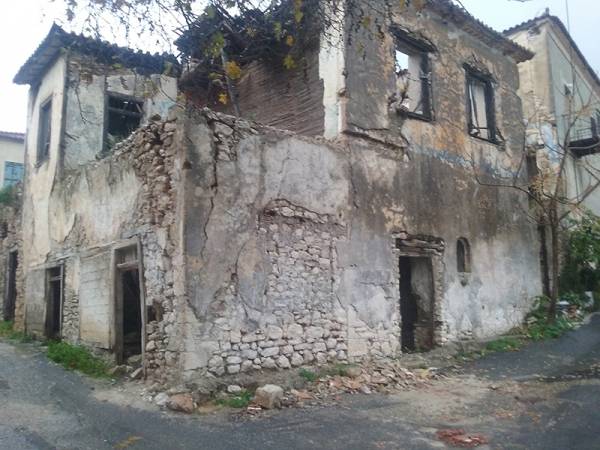 Καταρρέει το κτήριο Κάμπρα απέναντι από το Κάστρο της Κυπαρισσίας