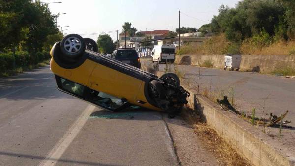Ανατροπή αυτοκινήτου στη Νέα Είσοδο Καλαμάτας