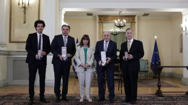 Η ΠτΔ παρασημοφόρησε τέσσερις επιφανείς Έλληνες