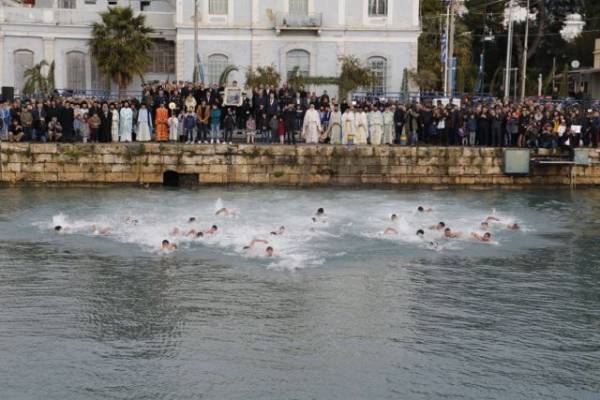 30 κολυμβητές βούτηξαν - παρά το κρύο- για το Σταυρό στην Καλαμάτα (βίντεο-φωτογραφίες)
