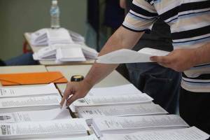 Συντροφικά μαχαιρώματα στα κόμματα: Παιχνίδια και ίντριγκες μέχρι τα μεσάνυχτα