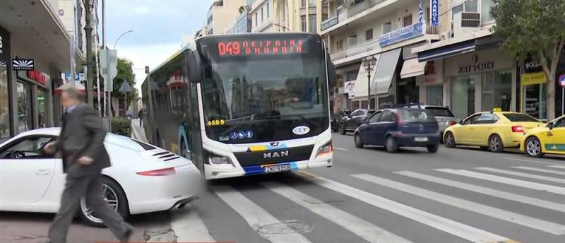 Μάχη για τη ζωή του δίνει 17χρονος μετά από τροχαίο με λεωφορείο στον Πειραιά (βίντεο)