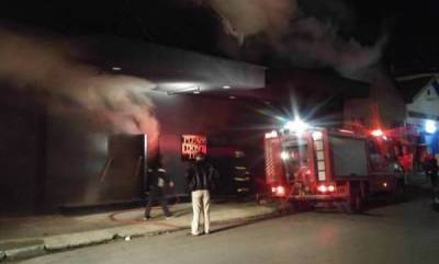 Καλαμάτα: Από την αρχή η δίκη για τον εμπρησμό στο &quot;Please don&#039;t tell&quot;