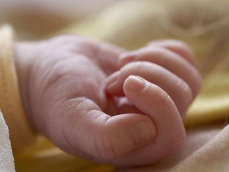 Αθήνα: Bρέφος εισέπνευσε ναρκωτικές ουσίες και νοσηλεύεται διασωληνωμένο (βίντεο)