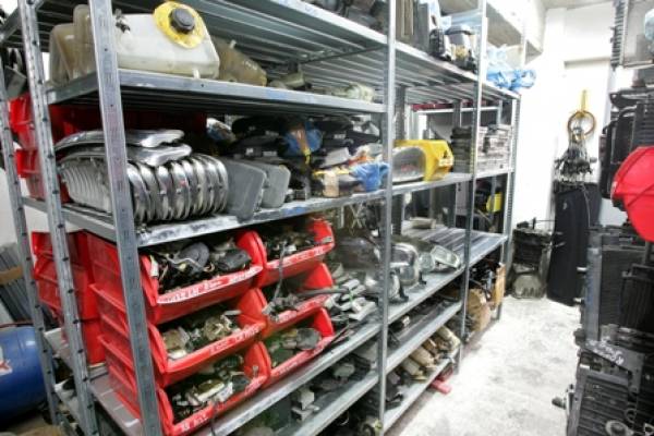 Τσιγγάνοι έκλεψαν ανταλλακτικά αυτοκινήτων στην Καλαμάτα