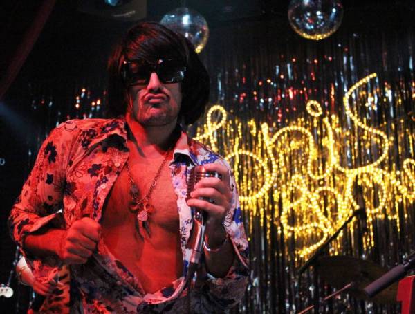 Στο "Elite City Resort" ο Tonis Sfinos για τους πλημμυροπαθείς της Καλαμάτας (βίντεο)