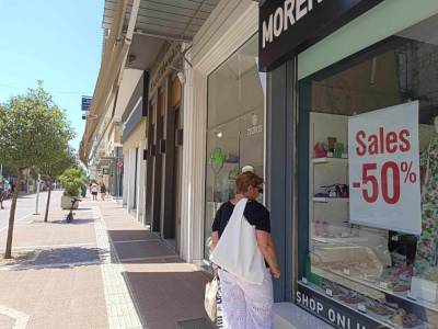 Με προσδοκίες ξεκίνησαν οι θερινές εκπτώσεις – Επαγγελματίες της Καλαμάτας μιλούν στην “Ε”