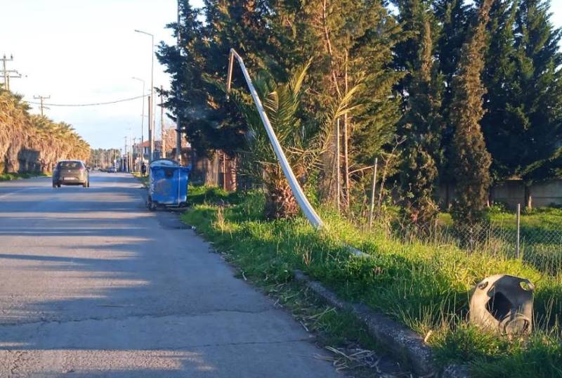 Κολόνα φωτισμού για μήνες πεσμένη στην έξοδο της Μεσσήνης