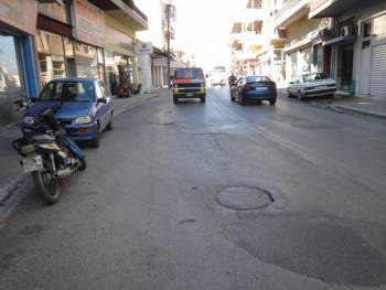 Στενά πεζοδρόμια στην Αύρας το 2016 και διατήρηση του χάους στην Αθηνών