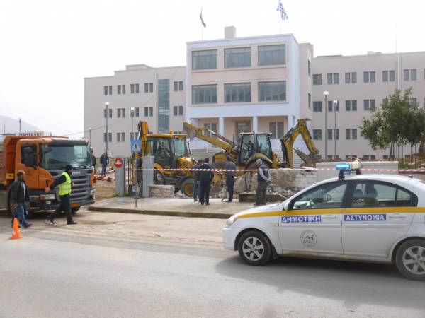 Κατεδάφισαν το φυλάκιο στην είσοδο του νέου δημαρχείου Καλαμάτας (βίντεο)