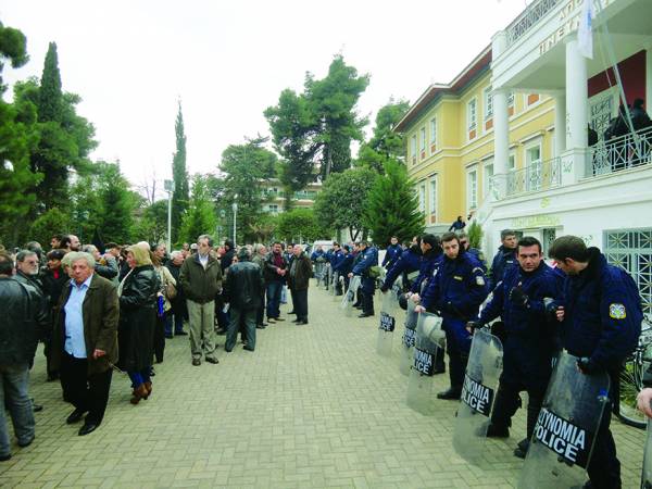 Περιφερειακό Συμβούλιο για σκουπιδοεργοστάσιο: &quot;Ναι&quot; με τα ΜΑΤ