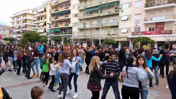 Χορεύοντας Bachata στην Καλαμάτα για το ρεκόρ Guinness