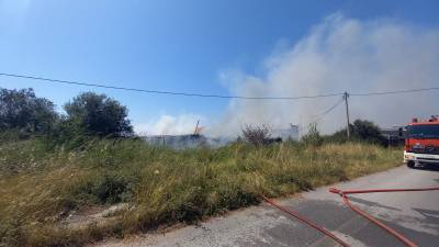 Καλαμάτα: Πυρκαγιά σε μάντρα οικοδομικών υλικών στη Νέα Είσοδο (βίντεο)