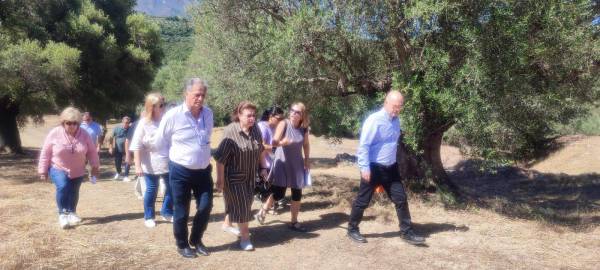 Επίσκεψη της Λίνας Μενδώνη στον αρχαιολογικό χώρο της Περιστεριάς (βίντεο)