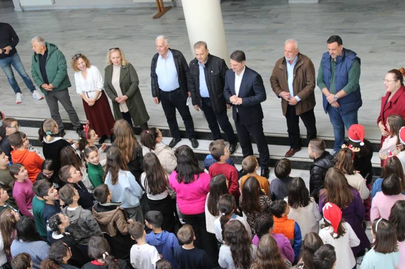 Μαθητές είπαν τα κάλαντα στο Δημαρχείο Μεσσήνης