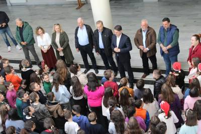 Μαθητές είπαν τα κάλαντα στο Δημαρχείο Μεσσήνης