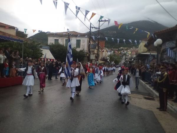 Η παρέλαση της 25ης Μαρτίου στην Κυπαρισσία (φωτογραφίες)