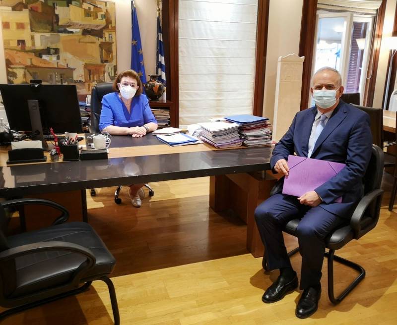 Λαμπρόπουλος σε Μενδώνη για αρχαιολογικούς χώρους