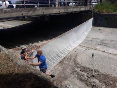 Δίχτυ συγκράτησης φερτών υλικών και απορριμμάτων στο Νέδοντα (βίντεο)