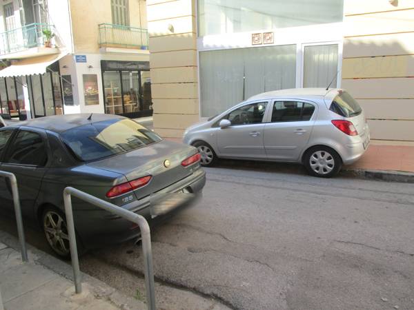 Γολγοθάς το παρκάρισμα στο κέντρο της Καλαμάτας (φωτογραφίες)