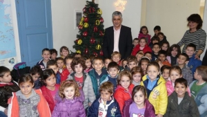 Τα νήπια της Πύλου στόλισαν το δέντρο