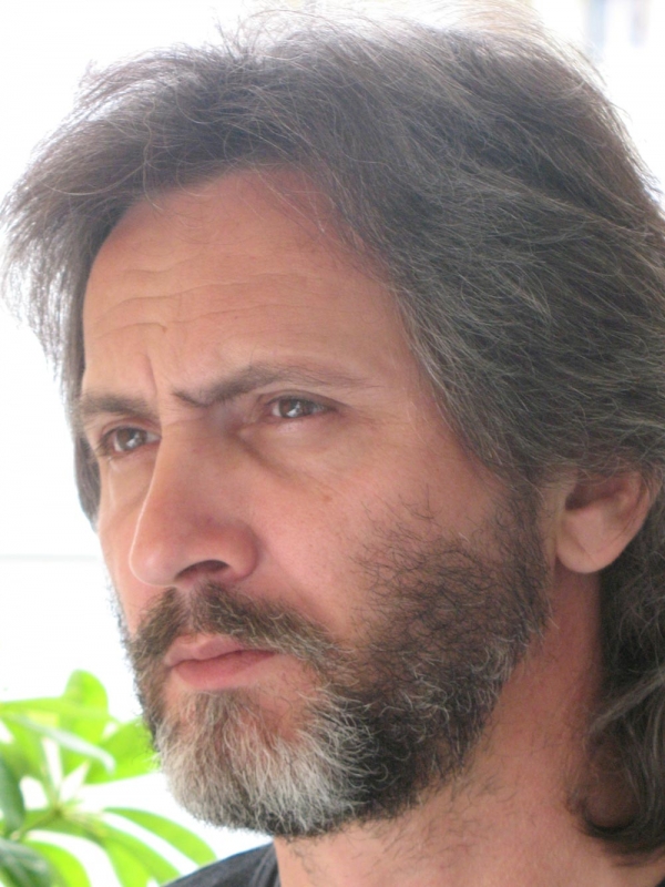 Γιάννης Καλπούζος: "Δεν θεωρώ ότι τα βιβλία υπακούουν στη νοοτροπία της αγοράς που θα τα ήθελε αναλώσιμα είδη και ουρά της μόδας"