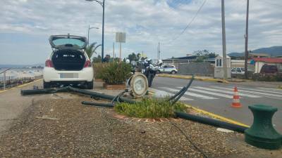 Τροχαίο στην Παραλία της Καλαμάτας: Αυτοκίνητο έριξε κολόνα φωτισμού! (φωτογραφίες)