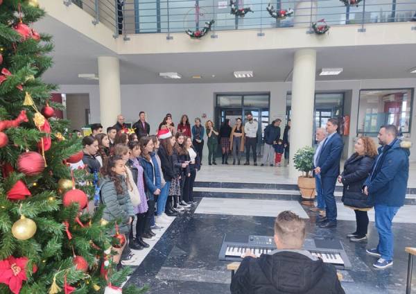 Χριστουγεννιάτικες μελωδίες στο δημαρχείο Μεσσήνης