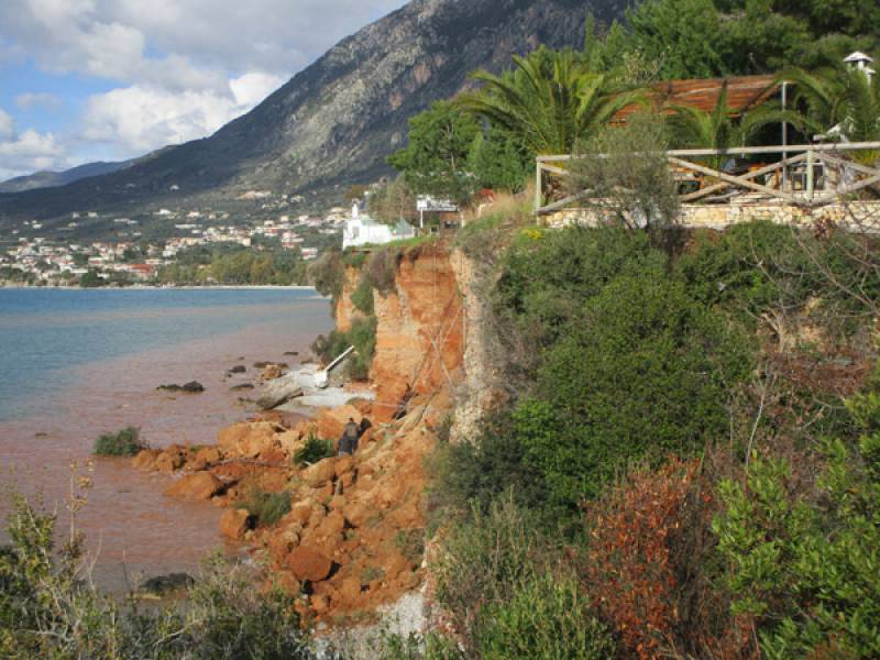 Ανησυχία για την κατολίσθηση στην Μικρή Μαντίνεια (βίντεο)
