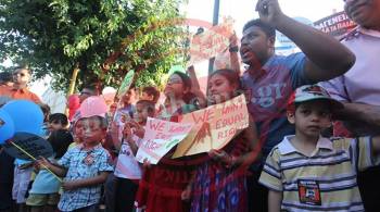 "Ιθαγένεια για όλα τα παιδιά χωρίς αποκλεισμούς" ζήτησαν απόψε μεταναστευτικές οργανώσεις έξω από την Βουλή