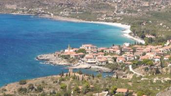 Εθελοντές καθαρίζουν στη Μάνη