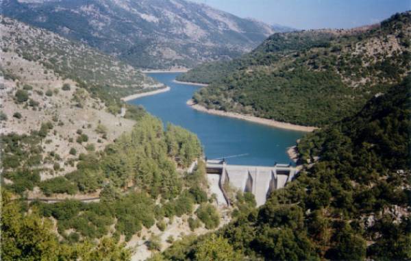 Εθελοντές καθάρισαν τη λίμνη του Λάδωνα παρά την κακοκαιρία