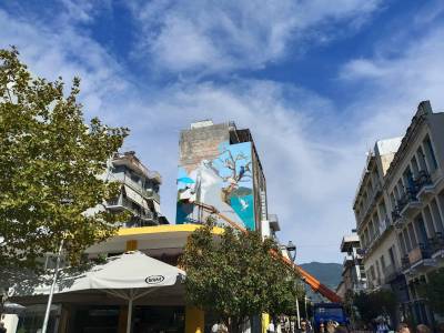 Καλαμάτα: Ο KLE δίνει “νέα ζωή” στην Κάλλας - Από τη γιγαντοαφίσα σε μόνιμο έργο τέχνης