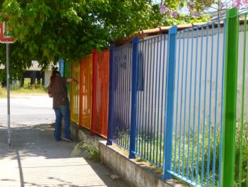 Γονείς βάφουν τα κάγκελα του 19ου Νηπιαγωγείου