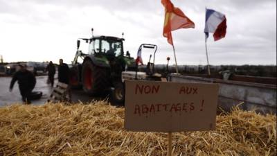 Γαλλία: Δρόμοι και σιδηροδρομικός άξονας αποκλεισμένοι από οργισμένους αγρότες
