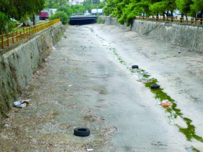 Σκουπίδια και μολυσμένο νερό