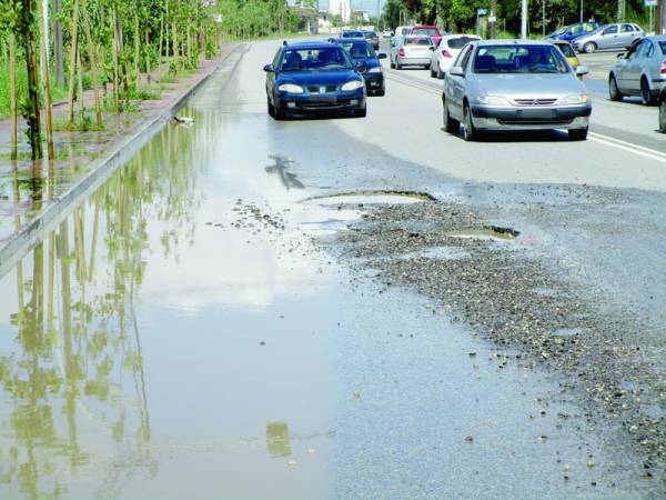 Επικίνδυνη λακκούβα στην εθνική οδό